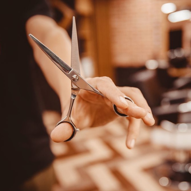 ambacht-hand-met-schaar-vierkant